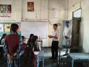 कलेक्टर सुधीर कुमार,विद्यार्थियों से संवाद किया