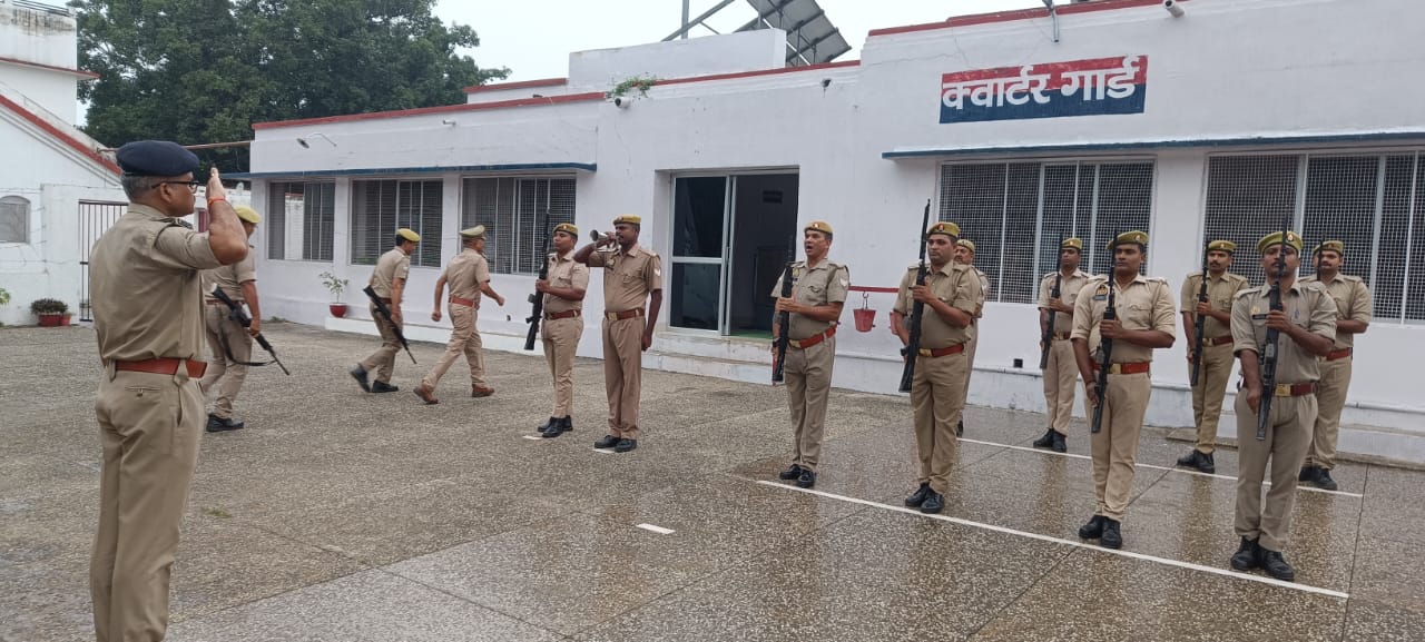 BASTI अपर पुलिस अधीक्षक द्वारा पुलिस लाइन बस्ती में साप्ताहिक परेड व पुलिस लाइन का निरीक्षण किया गया|