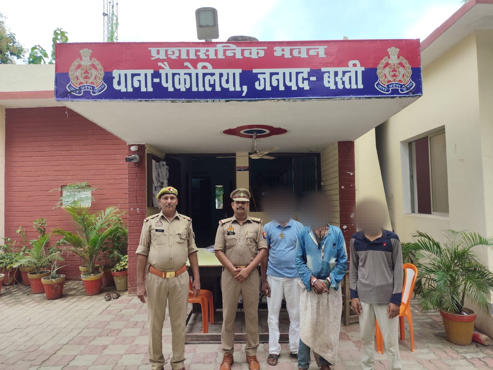 BASTI थाना पैकोलिया पुलिस द्वारा गुमशुदा को बरामद कर परिजनो को सूपुर्द