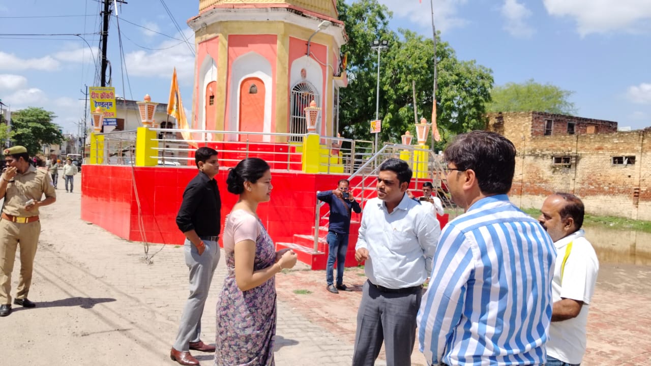 RAIBARELI वंदन योजना की दृष्टिगत जिला अधिकारी ने खाली सहाट हनुमान मंदिर का किया निरीक्षण