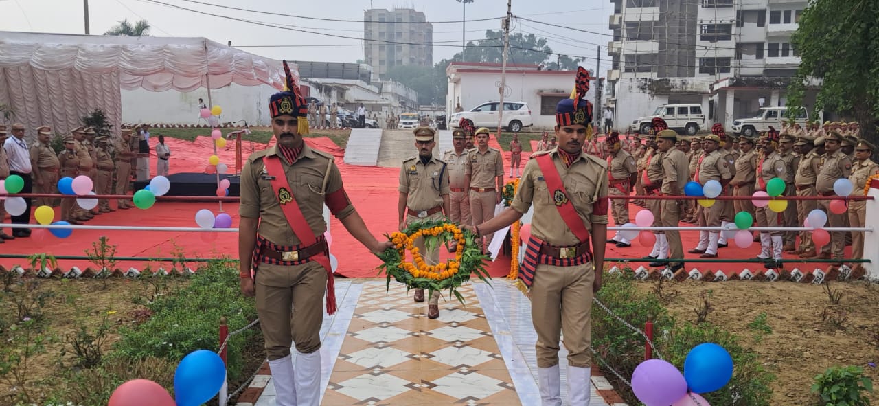 BASTI पुलिस लाईन में पुलिस के अमर शहीद जवानों को श्रद्धा-सुमन अर्पित