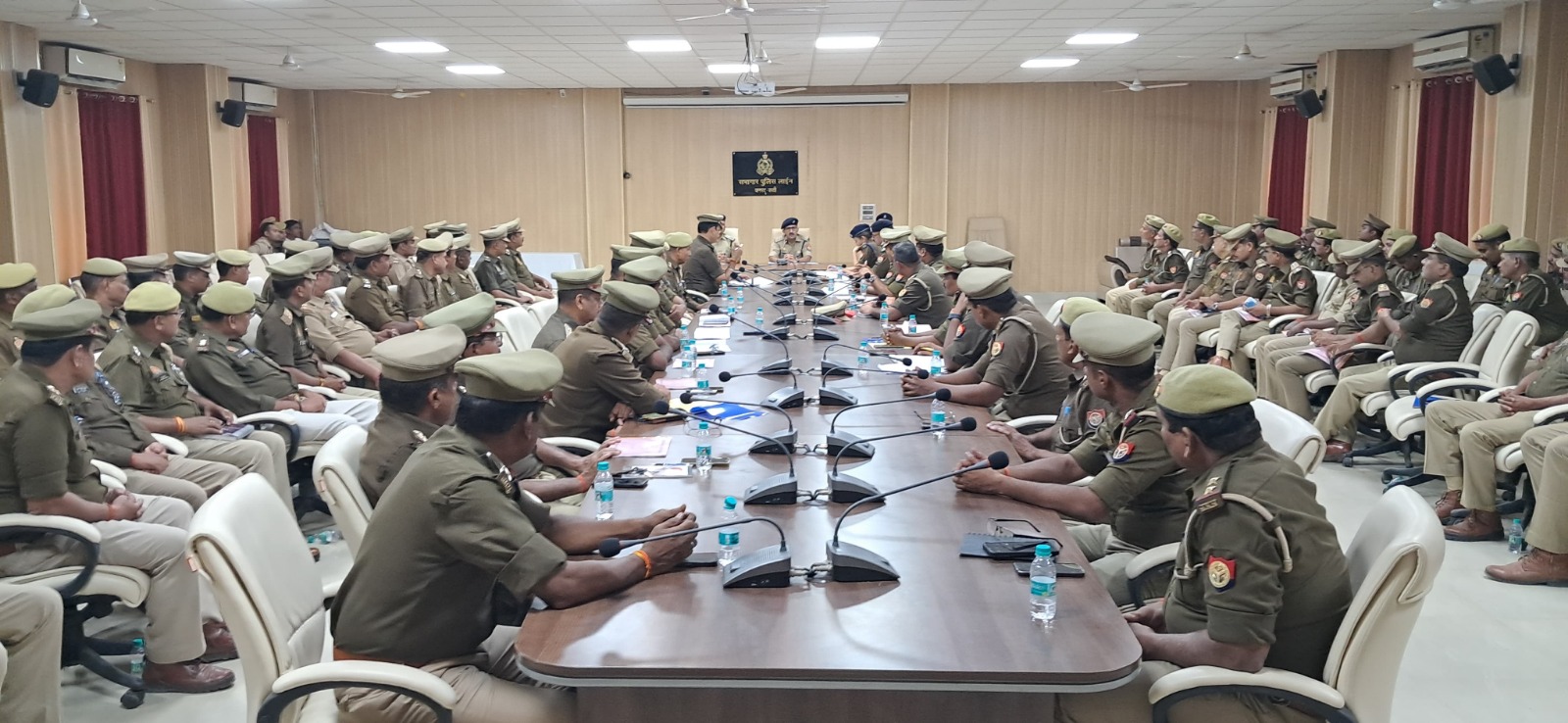 BASTI प्रतिमा विसर्जन को सकुशल सम्पन्न कराने हेतु ड्यूटी में लगे पुलिस कर्मियों के साथ पुलिस लाईन सभागार में ब्रीफिंग किया गया